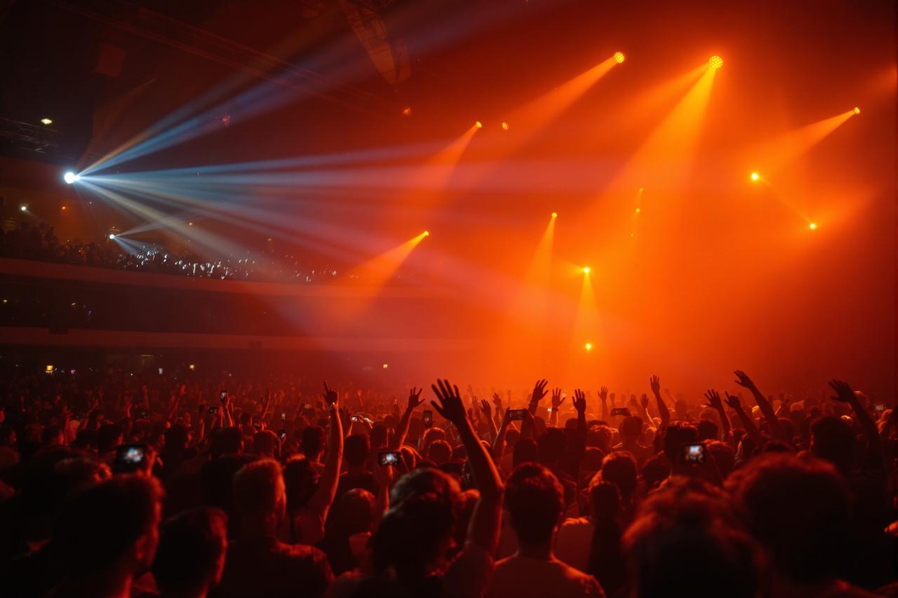 红桃视频影迷见面会圆满举行，万名粉丝热情参与